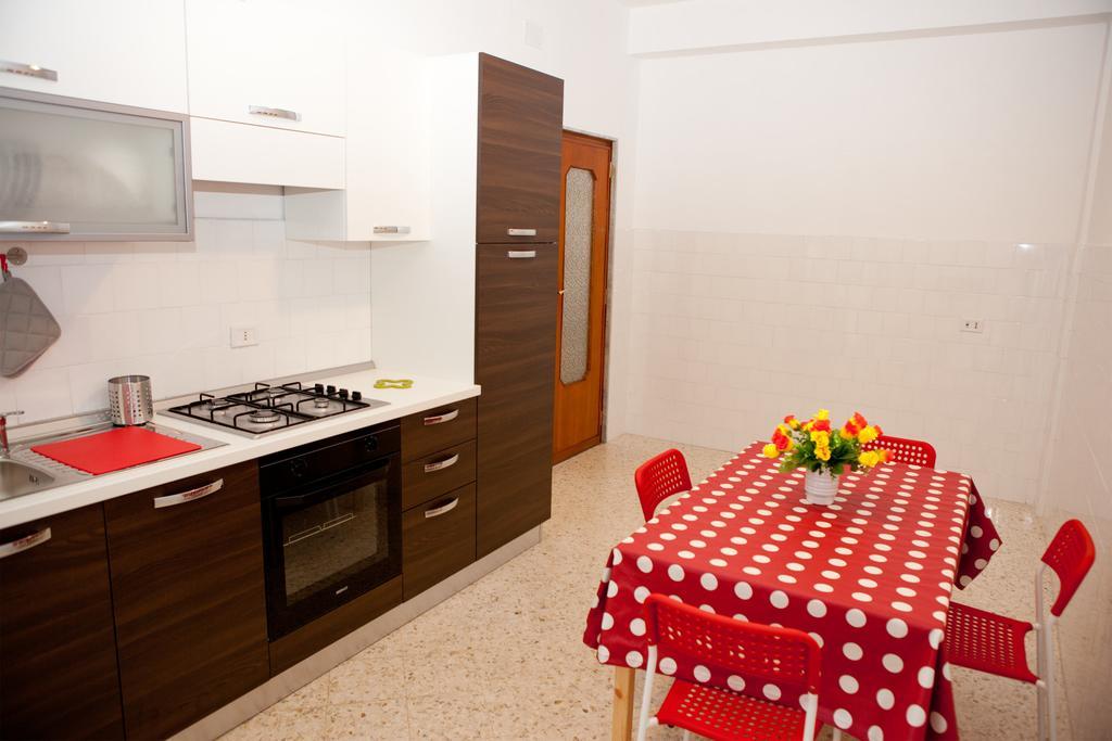 Apartamento Maipiusenza House Monopoli Habitación foto